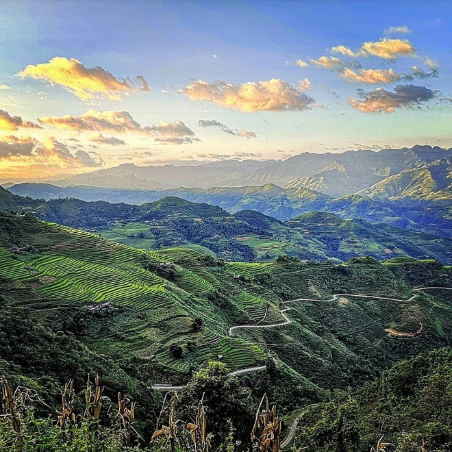 Đèo Mã Pì Lèng nằm trên con đường mang tên đường Hạnh Phúc, được hoàn thành trong khoảng 8 năm, bởi sự quả cảm và sức trẻ của các thanh niên thuộc 16 dân tộc các tỉnh thành phía bắc. Ngày nay, con đường không chỉ kết nối giao thông vùng núi phía bắc, mà còn là đoạn đường hấp dẫn khách du lịch.