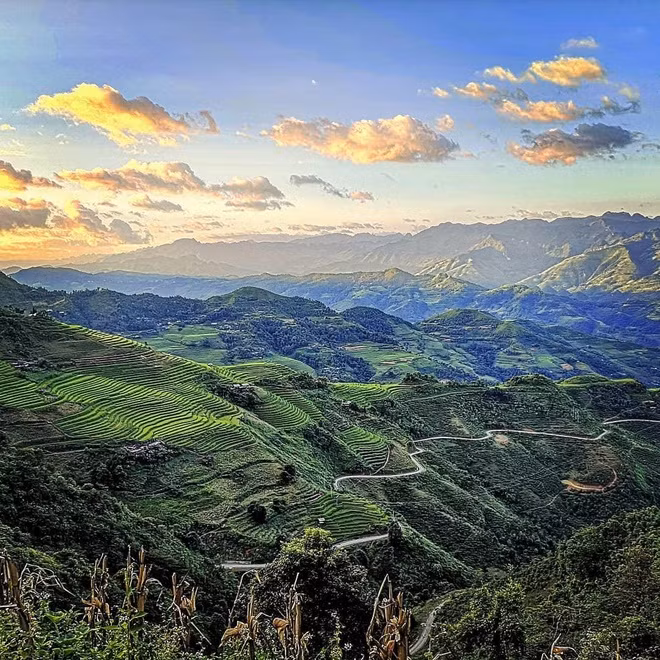 Đèo Mã Pì Lèng nằm trên con đường mang tên đường Hạnh Phúc, được hoàn thành trong khoảng 8 năm, bởi sự quả cảm và sức trẻ của các thanh niên thuộc 16 dân tộc các tỉnh thành phía bắc. Ngày nay, con đường không chỉ kết nối giao thông vùng núi phía bắc, mà còn là đoạn đường hấp dẫn khách du lịch.