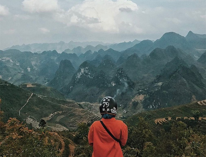 Cao nguyên đá Đồng Văn được UNESCO công nhận là Công viên Địa chất toàn cầu đầu tiên của Việt Nam và thứ hai Đông Nam Á năm 2010. Nằm ở phía bắc của tỉnh Hà Giang, cao nguyên đá trải dài của 4 huyện: Quản Bạ, Yên Minh, Đồng Văn và Mèo Vạc. Đến đây, bạn sẽ được tận mắt thấy những mỏm đá tai mèo xám ngắt, đan xen những ruộng ngô xanh rì, màu vàng của lúa vào mùa thu hoạch.