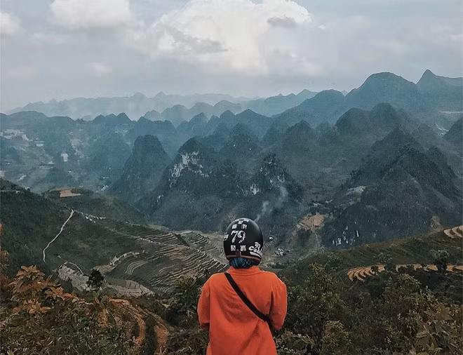 Cao nguyên đá Đồng Văn được UNESCO công nhận là Công viên Địa chất toàn cầu đầu tiên của Việt Nam và thứ hai Đông Nam Á năm 2010. Nằm ở phía bắc của tỉnh Hà Giang, cao nguyên đá trải dài của 4 huyện: Quản Bạ, Yên Minh, Đồng Văn và Mèo Vạc. Đến đây, bạn sẽ được tận mắt thấy những mỏm đá tai mèo xám ngắt, đan xen những ruộng ngô xanh rì, màu vàng của lúa vào mùa thu hoạch.