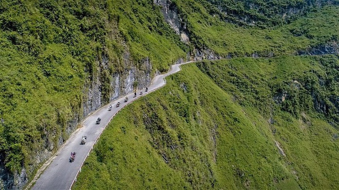  Mã Pì Lèng (còn có âm đọc là Mã Pí Lèng, Mã Pỉ Lèng) theo tiếng H'Mông có nghĩa đen là "sống mũi con ngựa". Tên gọi này cũng ngụ ý chỉ sự nguy hiểm của con đèo, nơi những con ngựa leo lên dốc cao đến mức phải tắt thở. Ý nghĩa tên đèo cũng hàm ý so sánh hinh dáng những con dốc trên đèo thẳng đứng như sống mũi con ngựa.