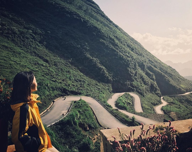 Mã Pì Lèng bao gồm 9 khoanh đèo uốn lượn quanh co với vách đá cao dựng đứng và vực thẳm sâu hun hút ở 2 bên đường. Con đường này được xem là kỳ tích tạo nên từ bàn tay của hàng nghìn người dân Hà Giang.