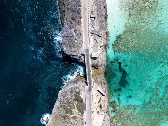 Cầu Glass Window nằm tại nơi hẹp nhất trên đảo Eleuthera, Bahamas. Cây cầu trải dài hơn 9 m, ngăn cách vùng nước xanh thẫm của Đại Tây Dương với làn nước xanh ngọc, trong veo của vùng biển Bight of Eleuthera. Từ đây, du khách sẽ có cơ hội phóng tầm mắt ngắm trọn cảnh đẹp của hòn đảo. Cây cầu độc đáo này được người dân địa phương tự đặt danh hiệu "nơi hẹp nhất thế giới" để giới thiệu với khách du lịch.