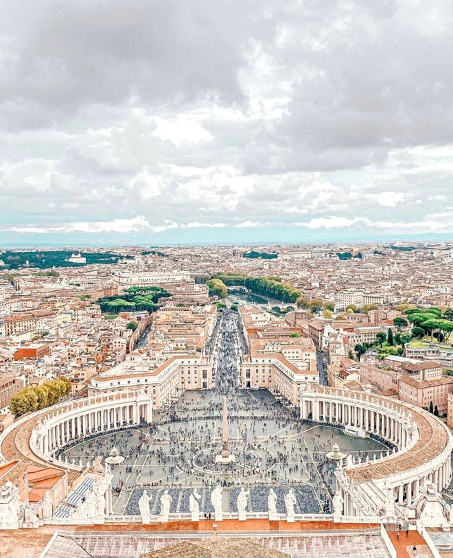 Vatican, nằm trọn trong lòng thủ đô Roma của Italy, là quốc gia có diện tích tự nhiên nhỏ nhất thế giới với chỉ khoảng 44 ha. Đây là nơi có tòa thánh Vatican và quảng trường thánh Peter, nơi các tín đồ xê dịch và những ai theo Thiên chúa giáo đều mong muốn tham quan và khám phá.