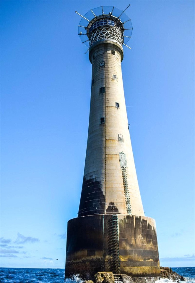 Năm 1958, ngọn hải đăng được hoàn thành. Những người gác hải đăng cũng chuyển tới đây sinh sống và làm việc. Đến năm 1982, hệ thống đèn chiếu sáng tự động được lắp đặt và không cần người canh giữ nữa.