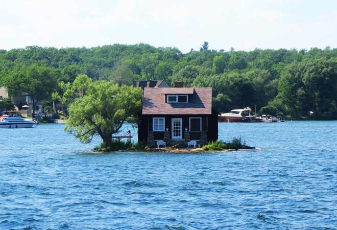 Đảo Just Room Enough nằm dọc theo sông Saint Lawrence ngoài khơi vịnh Alexandria (New York, Mỹ). Hòn đảo chỉ có diện tích khoảng 310 m2, được gia đình họ Sizeland tận dụng hết đất trống để trồng một cái cây và xây một căn nhà nhỏ. Ngày nay, nơi này được biết đến là đảo nhỏ nhất thế giới có người ở và luôn thu hút du khách ghé thăm.