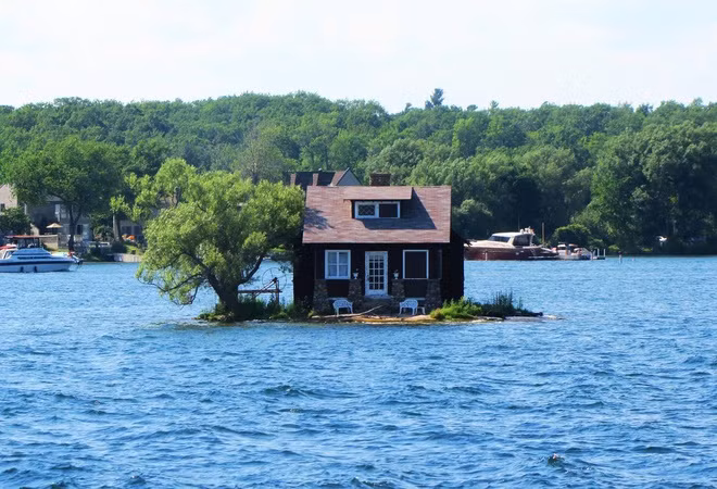 Đảo Just Room Enough nằm dọc theo sông Saint Lawrence ngoài khơi vịnh Alexandria (New York, Mỹ). Hòn đảo chỉ có diện tích khoảng 310 m2, được gia đình họ Sizeland tận dụng hết đất trống để trồng một cái cây và xây một căn nhà nhỏ. Ngày nay, nơi này được biết đến là đảo nhỏ nhất thế giới có người ở và luôn thu hút du khách ghé thăm.