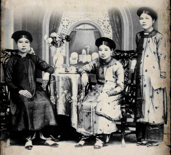 Ở miền Bắc, từ thập kỷ 1910-1920, phụ nữ thích may áo dài năm thân thêm một cái khuyết phụ khoảng 3 cm bên phải cổ áo và cài khuy cổ lệch ra đấy. Cổ áo như thế sẽ duyên hơn và cũng để khoe chuỗi hột trang sức quấn nhiều vòng quanh cổ, bên trong cổ áo.