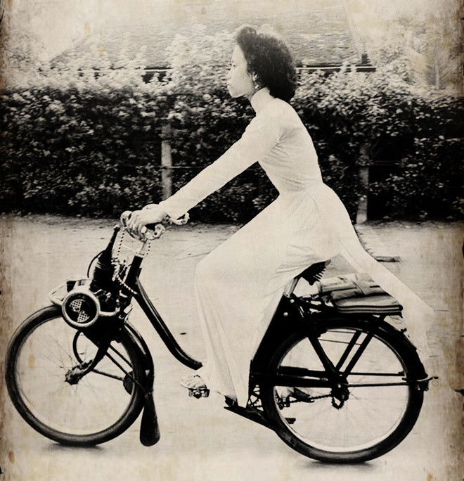 Áo dài cổ cao từ 1950. Thập kỷ 1950-1960, áo nịt ngực ngày càng phổ biến nên áo dài được may chit eo, ôm sát vào người. Thân áo sau, rộng hơn thân áo trước, nhất là ở phần mông. Cổ áo rất cao, trong khi gấu áo cắt thẳng ngang và dài đến mắt cá chân.