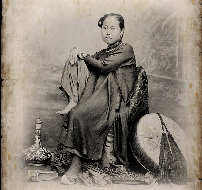  Áo dài 5 thân gồm 2 khổ vải được may nối lại với nhau thành thân trước, có một thân phụ nằm phía dưới về phía bên phải. Bốn thân áo bên ngoài tượng trưng cho tứ thân phụ mẫu là cha mẹ mình và cha mẹ người thương, còn thân áo thứ 5 tượng trưng cho người mặc. Áo luôn có 5 cúc (khuy) thể hiện đạo lý làm người nhân - lễ - nghĩa - trí - tín. Có 2 loại áo năm thân tay hẹp và áo năm thân tay rộng.