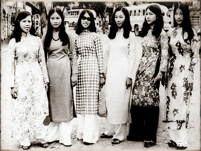Vào cuối thập niên 1960, do ảnh hưởng trào lưu ăn hóa thời trang Hippies bắt nguồn từ Mỹ thể hiện cho triết lý sống “Live fast, die Young - Sống hết mình”, Áo dài Hippies (mini) xuất hiện. Ngay lập tức, nó trở thành mốt thời thượng với chất liệu nhẹ nhàng, màu sắc sặc sỡ của các họa tiết cỏ cây hoa lá…