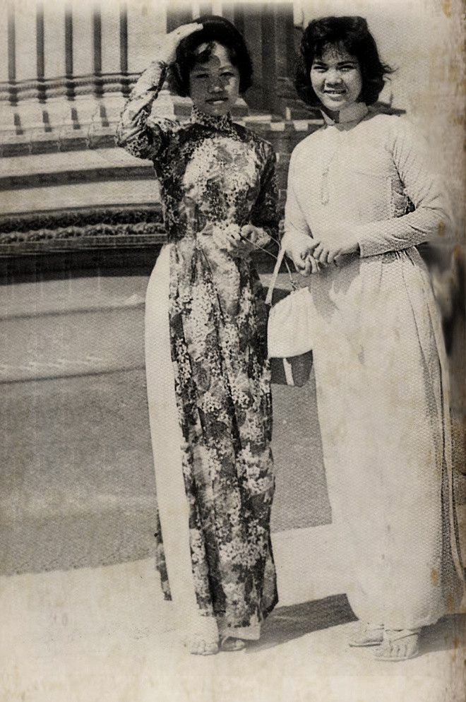 Kiểu áo cổ cao từ năm 1950 tôn lên rất nhiều vẻ đẹp hình thể và vóc dáng người mặc.