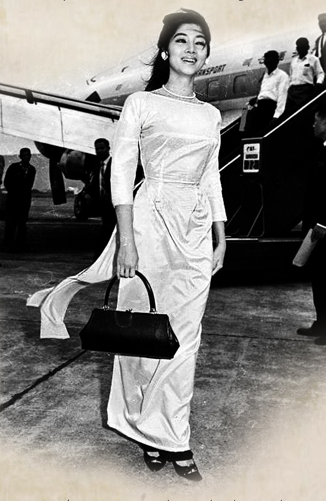 Áo dài cổ thuyền từ năm 1958. Kiểu áo độc đáo này do đạo diễn Thái Thúc Nha vẽ, đã gây chấn động trong thế giới thời trang quý bà và vẫn phổ biến đến ngày nay