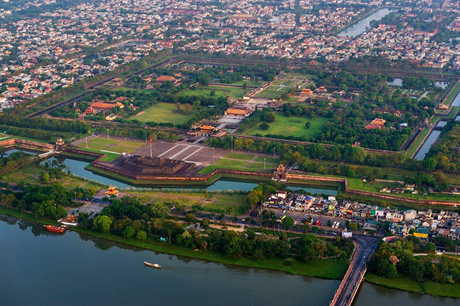 Phía trước Ngọ Môn, cùng nằm trên trục chính của Hoàng thành Huế còn có một số công trình đáng chú ý khác là Kỳ Đài, Phu Văn Lâu và Nghinh Lương Đình (Nghênh Lương Đình). Kỳ Đài uy nghi, Phu Văn Lâu thanh tú hay Nghinh Lương Đình thơ mộng theo thời gian đã trở thành những biểu tượng đáng nhớ của đất cố đô.