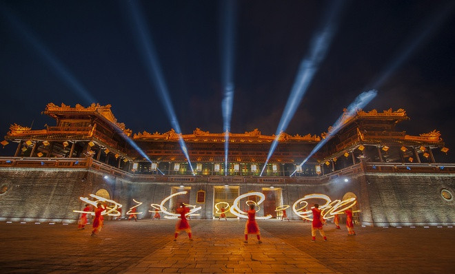 Kiến trúc Ngọ Môn gồm 2 phần chính là đài - cổng và lầu Ngũ Phụng. Đài - cổng có bình diện hình chữ U vuông góc, cao gần 5 m, trổ 5 lối đi, lối chính giữa xưa chỉ dành cho vua. Lầu Ngũ Phụng đặt phía trên đài - cổng, có bộ mái lợp ngói vàng, xanh, trang trí nhiều hình chim phụng, mang dáng vẻ thanh thoát.