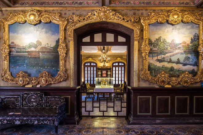 Nằm bên bờ sông An Cựu, cung An Định là biệt cung của vua Khải Định, từng là nơi nghỉ ngơi, tiếp khách, chiêu đãi của Hoàng gia. Tại sảnh chính của lầu Khải Tường, công trình đồ sộ và quan trọng nhất của cung An Định, có những bích họa vẽ các lăng vua Nguyễn, được đánh giá là kiệt tác của nghệ thuật tranh tường Việt Nam đầu thế kỷ 20.