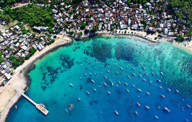 Nhơn Châu, hay Cù Lao Xanh, là xã đảo trực thuộc TP Quy Nhơn, cách trung tâm thành phố khoảng 24 km về phía đông nam. Hòn đảo xinh đẹp này quyến rũ du khách bởi vẻ đẹp hoang sơ của biển, trời mênh mông, xanh bất tận.