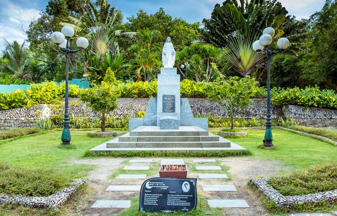 Tại danh thắng Ghềnh Ráng hiện có mộ phần thi sĩ Hàn Mặc Tử, một trong những nhà thơ có sức sáng tạo mạnh mẽ nhất của phong trào Thơ mới. Nơi Hàn Mặc Tử yên nghỉ được gọi là đồi Thi Nhân, do văn nghệ sĩ địa phương đặt tên, thu hút nhiều du khách viếng thăm.