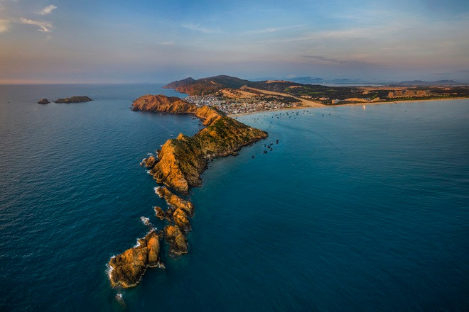 Cách trung tâm TP Quy Nhơn chừng 20 km, Eo Gió là thắng cảnh nổi tiếng hút khách ở xã Nhơn Lý. Nơi đây một bên là biển xanh bao la, một bên là rặng núi đá cao chạy dài hùng vĩ, luôn đón gió biển thổi vào với sức gió mạnh, được ví như chiếc "phễu hút gió".