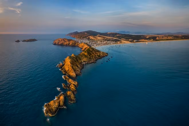 Cách trung tâm TP Quy Nhơn chừng 20 km, Eo Gió là thắng cảnh nổi tiếng hút khách ở xã Nhơn Lý. Nơi đây một bên là biển xanh bao la, một bên là rặng núi đá cao chạy dài hùng vĩ, luôn đón gió biển thổi vào với sức gió mạnh, được ví như chiếc "phễu hút gió".