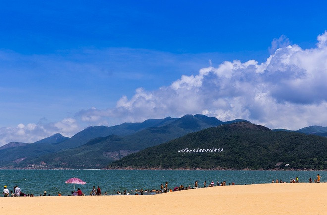 Ghềnh Ráng cách trung tâm TP Quy Nhơn khoảng 3 km về phía đông nam, được xếp hạng danh thắng quốc gia từ năm 1991. Nằm dưới chân núi Xuân Vân, khung cảnh non nước hữu tình của Ghềnh Ráng khiến nơi đây trở thành một trong những địa danh nổi tiếng bậc nhất Bình Ðịnh.