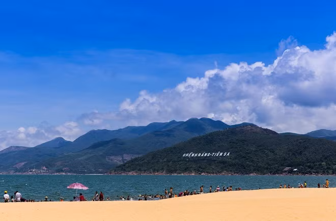 Ghềnh Ráng cách trung tâm TP Quy Nhơn khoảng 3 km về phía đông nam, được xếp hạng danh thắng quốc gia từ năm 1991. Nằm dưới chân núi Xuân Vân, khung cảnh non nước hữu tình của Ghềnh Ráng khiến nơi đây trở thành một trong những địa danh nổi tiếng bậc nhất Bình Ðịnh.