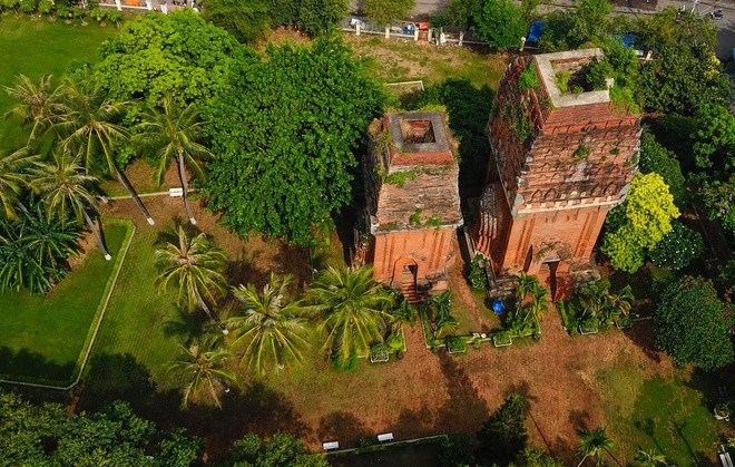 Tháp Đôi là di tích tháp Chăm cổ kính nằm ngay trung tâm TP Quy Nhơn, từ lâu được nhắc đến qua câu ca: "Cầu Đôi liền với Tháp Đôi/ Quanh năm quấn quýt như tôi với nàng". Theo các nhà nghiên cứu, công trình được xây dựng vào cuối thế kỷ 12, phản ánh lối kiến trúc độc đáo, khác với nhiều tháp Chăm truyền thống thường thấy.