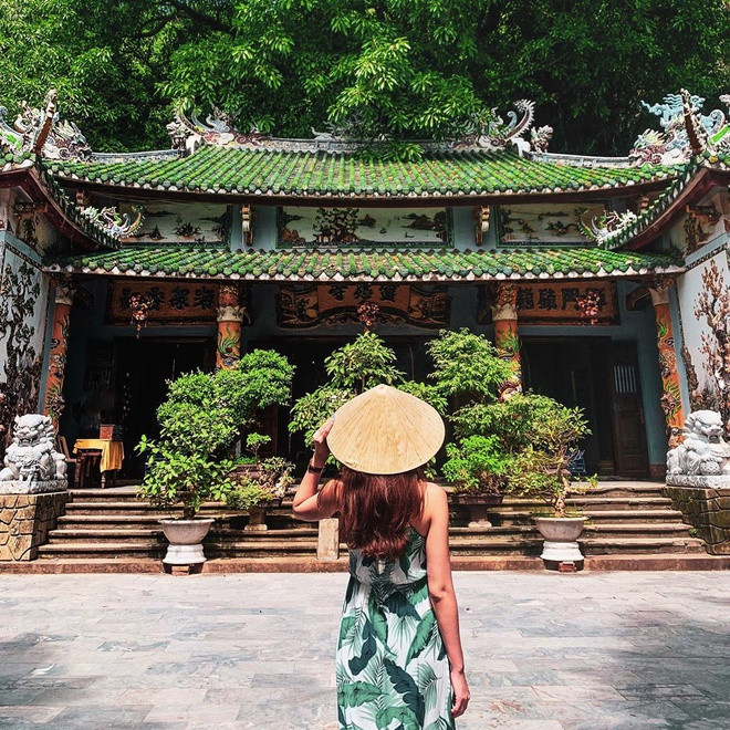 Cùng tọa lạc tại ngọn Thủy Sơn, chùa Linh Ứng và chùa Tam Thai còn được gọi là chùa Ngoài và chùa Trong để dễ phân biệt. Những ngôi chùa này đều là di tích Phật giáo lâu đời của Ngũ Hành Sơn.