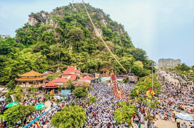 Ngọn Kim Sơn tròn như chiếc chuông khổng lồ úp sấp. Tại núi có chùa Quán Thế Âm, là nơi diễn ra lễ hội Quán Thế Âm - Ngũ Hành Sơn - Non Nước cấp quốc gia, tổ chức vào tháng 2 âm lịch hàng năm.