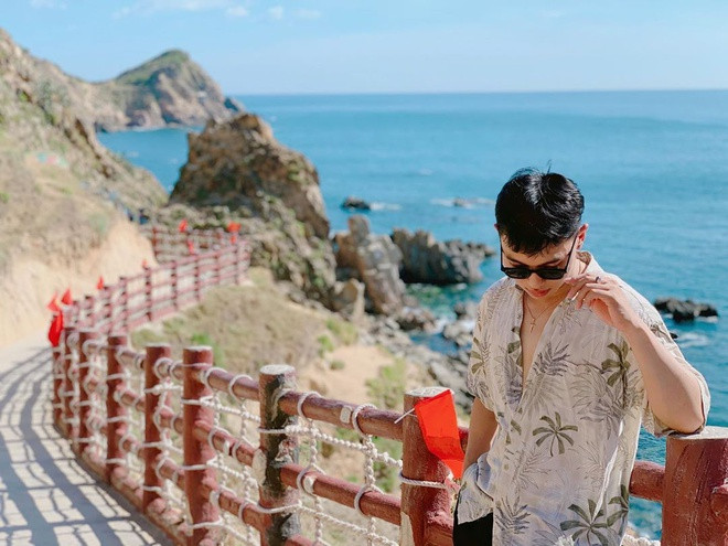 Cách trung tâm TP Quy Nhơn chừng 20 km, Eo Gió là thắng cảnh nổi tiếng hút khách ở xã đảo Nhơn Lý. Nơi đây một bên là biển xanh bao la, một bên là núi cao chạy dài hùng vĩ, luôn đón gió biển thổi vào với sức gió mạnh...