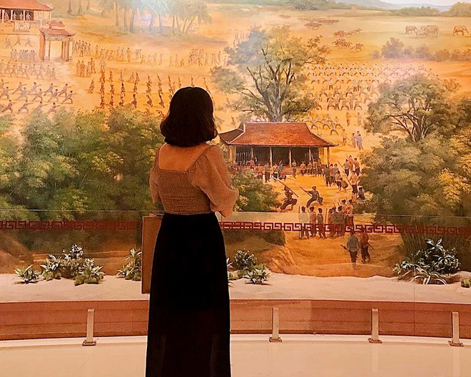 Tọa lạc tại thị trấn Phú Phong, huyện Tây Sơn, Bảo tàng Quang Trung là địa điểm thu hút nhiều du khách khi đến Bình Định. Nơi đây hiện lưu giữ nhiều tư liệu, hiện vật liên quan đến phong trào nông dân Tây Sơn cuối thế kỷ 18. Đến bảo tàng, du khách có thể viếng đền thờ Tây Sơn Tam Kiệt, tham quan nhà trưng bày, xem biểu diễn nhạc võ, trống trận...