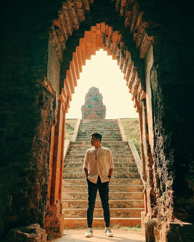 Tháp Bạc nằm trên một quả đồi cao ở huyện Tuy Phước, tỉnh Bình Định, nổi tiếng vì những giá trị lịch sử - văn hóa, kiến trúc - nghệ thuật độc đáo. Di tích này còn được gọi là tháp Bánh Ít, vì nhìn từ xa trông như chiếc bánh ít.