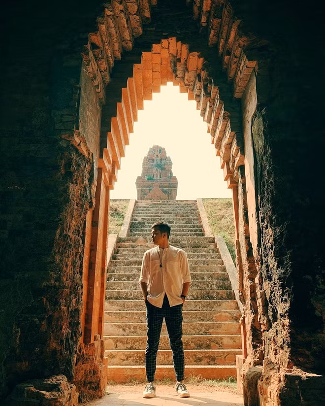 Tháp Bạc nằm trên một quả đồi cao ở huyện Tuy Phước, tỉnh Bình Định, nổi tiếng vì những giá trị lịch sử - văn hóa, kiến trúc - nghệ thuật độc đáo. Di tích này còn được gọi là tháp Bánh Ít, vì nhìn từ xa trông như chiếc bánh ít.