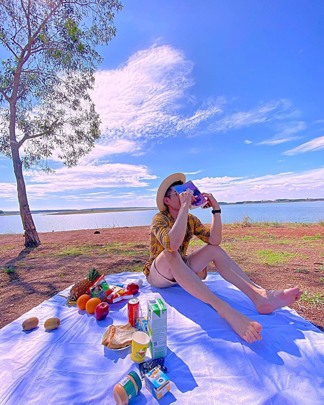 Hồ Trị An được hình thành vào những năm 1980, do chặn dòng sông Đồng Nai phục vụ thủy điện. Giữa vùng hồ mênh mông rộng hơn 320 km2 này có nhiều đảo lớn nhỏ hoang sơ, thanh bình. Nhiều bạn trẻ chọn hồ thủy điện Trị An làm điểm cắm trại cuối tuần, về với thiên nhiên.