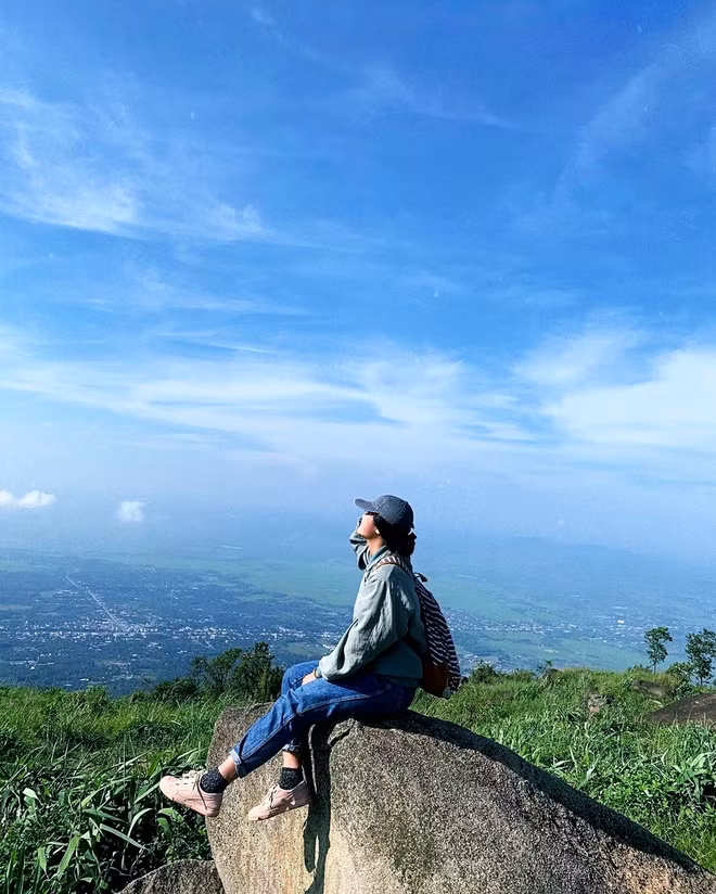 Chứa Chan - Gia Lào là ngọn núi nổi tiếng ở huyện Xuân Lộc, tỉnh Đồng Nai, cao 837 m. Đây là điểm leo núi ưa thích của nhiều bạn trẻ khu vực miền Đông Nam Bộ. Năm 2012, núi Chứa Chan - Gia Lào được xếp hạng danh lam thắng cảnh quốc gia.