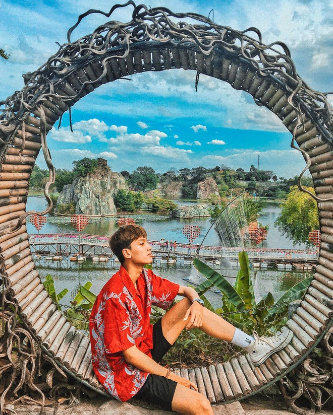 Nằm tại TP Biên Hòa, Bửu Long là khu du lịch được nhiều người biết đến ở Đồng Nai. Nơi đây có cảnh núi non, hồ nước, hang động, chùa chiền cùng nhiều công trình nhân tạo khác, thu hút du khách check-in. Bửu Long được xếp hạng di tích danh thắng quốc gia vào năm 1990.