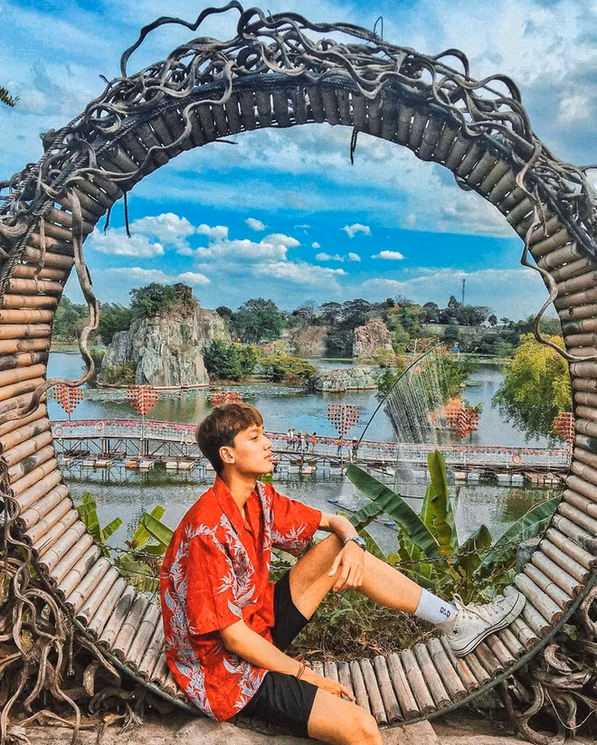 Nằm tại TP Biên Hòa, Bửu Long là khu du lịch được nhiều người biết đến ở Đồng Nai. Nơi đây có cảnh núi non, hồ nước, hang động, chùa chiền cùng nhiều công trình nhân tạo khác, thu hút du khách check-in. Bửu Long được xếp hạng di tích danh thắng quốc gia vào năm 1990.