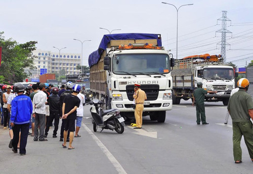 Chi em co gai tinh nguyen hien tang tu nan vi TNGT-Hinh-2
