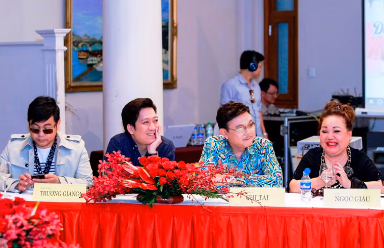 Chương trình Liveshow Hoài Linh 2016 có sự xuất hiện của những vị khách mời đặc biệt tham gia như: NSND Ngọc Giàu, danh hài Chí Tài, Trấn Thành, Trường Giang, Đàm Vĩnh Hưng, Hồ Ngọc Hà, Dương Triệu Vũ, Hoài Lâm, Thanh Duy...