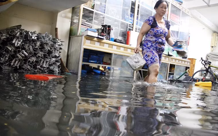 Hình ảnh ngập lụt gây thiệt hại nặng nề cho người dân ở quận 12 đêm 2/1.
