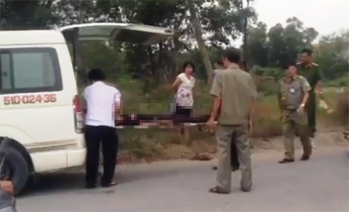 Thi thể người đàn ông được đưa khỏi hiện trường.