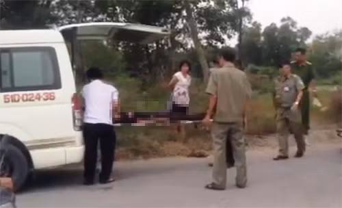 Thi thể người đàn ông được đưa khỏi hiện trường.