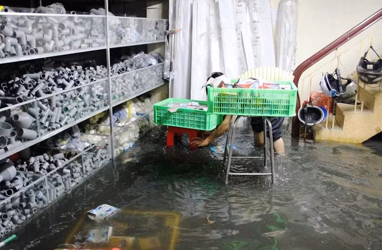 Cuộc sống của hàng trăm hộ gia đình bị đảo lộn hoàn toàn, nhiều tài sản chìm sâu trong nước bị hư hỏng nặng.