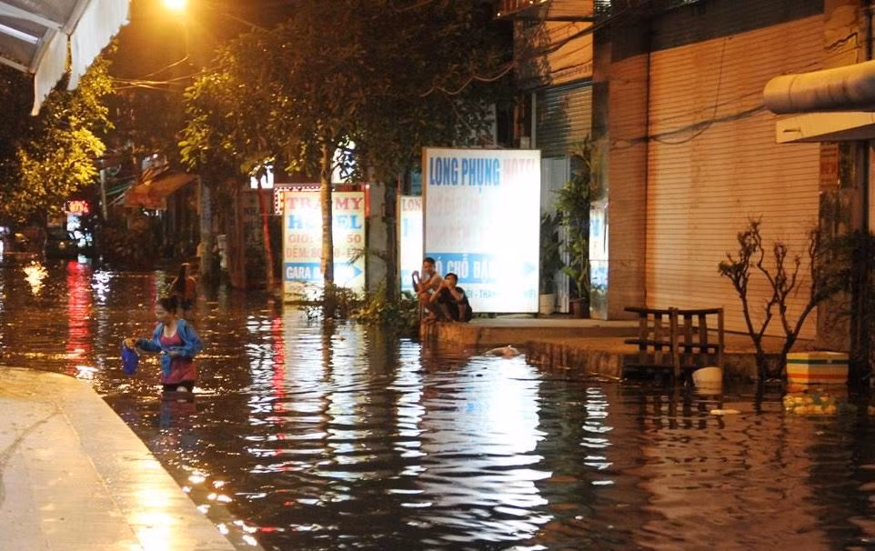 Biển nước mênh mông trên nhiều tuyến đường sau sự cố giữa đêm khuya.