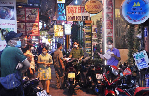 Công an quận 1 đang phối hợp cùng các đơn vị nghiệp vụ có liên quan tiến hành điều tra, làm rõ nguyên nhân vụ việc thi thể người nước ngoài phân hủy ở khách sạn.