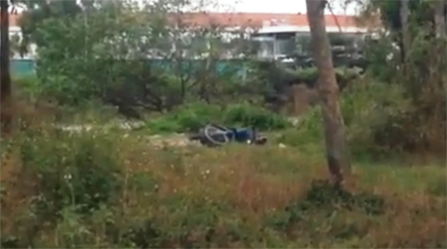 2 người đàn ông thương vong bất thường cạnh chiếc xe máy trong bãi cỏ giữa KDC.