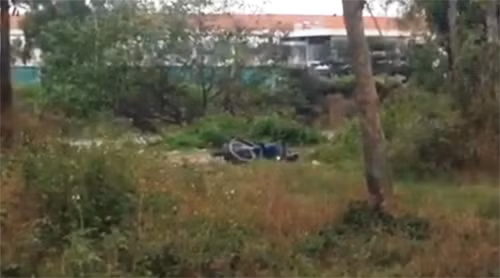 2 người đàn ông thương vong bất thường cạnh chiếc xe máy trong bãi cỏ giữa KDC.