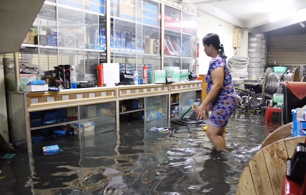 “Mùa này không phải mùa mưa và từ sáng đến tối nay triều cường cũng lên không quá cao. Thế nhưng tôi không hiểu vì lý do tại sao tối nay nước tràn vào nhanh và nhiều đến thế? Sự cố khiến gia đình tôi phải cật lực cứu hàng nhưng không kịp. Khoảng 10.000m2 vải may mặc bị nước nhấn chìm, hư hại khoảng 300 triệu đồng", một hộ dân chia sẻ.