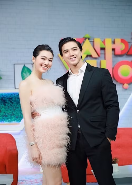 Khánh My từng yêu Tiến Vũ. Cả hai gắn bó được 4 năm. Trong thời gian hẹn hò, cặp đôi “chị em” thường xuyên đăng tải hình ảnh tình tứ. Cuộc chia tay của Khánh My - Tiến Vũ diễn ra khá êm đẹp cách đây không lâu. Tiến Vũ cảm ơn bạn gái cũ vì đối xử tốt với anh. Ảnh: Giao thông