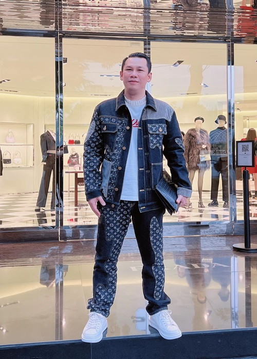 Năm 2010 khi chuẩn bị kết hôn với Lệ Quyên, ông chủ phòng trà Đức Huy bị đồn có vợ và con trai trước khi lấy nữ ca sĩ. Vào thời điểm đó, Lệ Quyên khẳng định doanh nhân Đức Huy chưa từng kết hôn song lại có con trai riêng. Ảnh: FB Đức Huy